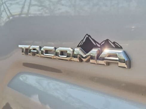 Used 2019 Toyota Tacoma TRD Off-Road AWD/4WD image 13
