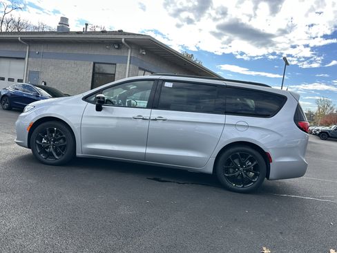 New 2026 Chrysler Pacifica Limited image 24