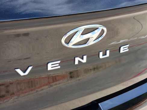 Used 2025 Hyundai Venue SE FWD image 13