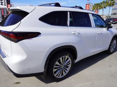 New 2026 Toyota Highlander Platinum