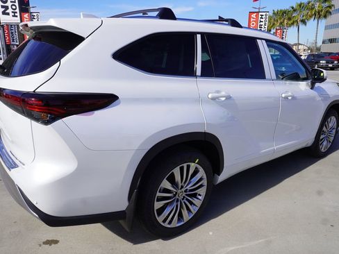 New 2026 Toyota Highlander Platinum image 2