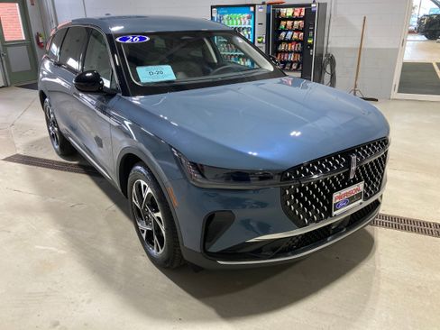 Used 2026 Lincoln Nautilus Premier image 3