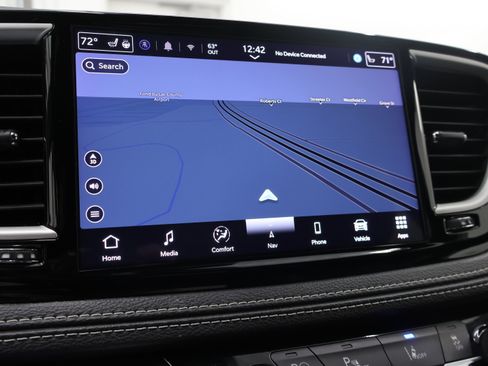 Used 2024 Chrysler Pacifica Limited FWD image 12