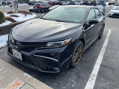 Used 2023 Toyota Camry SE image 3