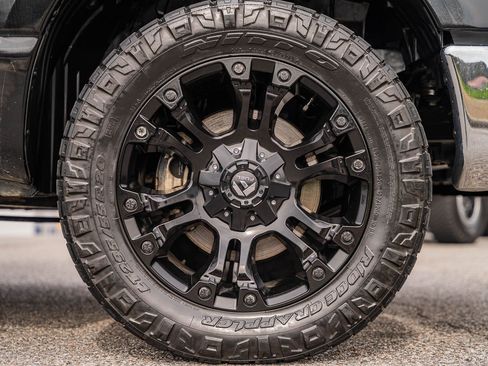 Used 2018 Nissan Titan SV w/ SV Convenience Package image 9