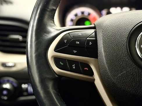 Used 2017 Jeep Cherokee Latitude w/ Cold Weather Group image 16