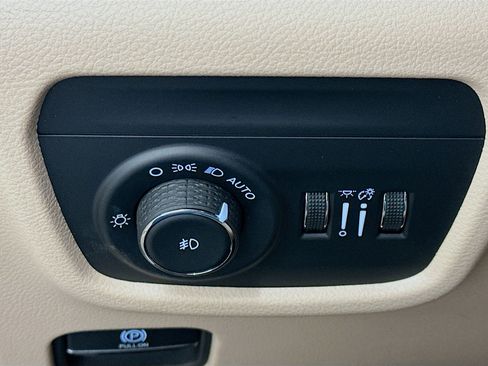 Used 2024 Jeep Grand Cherokee Limited image 17