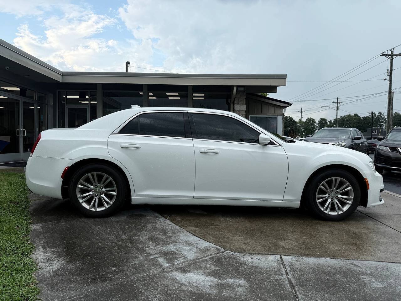 Used 2020 Chrysler 300 Touring w/ Driver Convenience Group RWD image 6