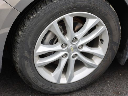 Used 2017 Chevrolet Malibu LT image 9