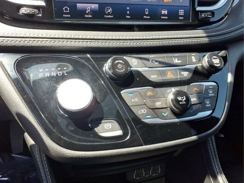 Used 2025 Chrysler Pacifica Limited FWD image 10