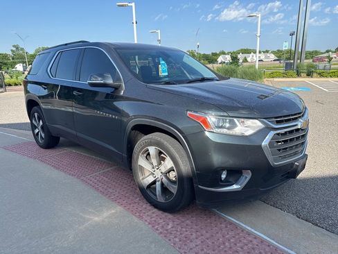 Used 2021 Chevrolet Traverse LT w/ LT Premium Package FWD image 3