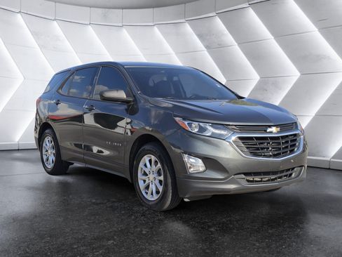 Used 2019 Chevrolet Equinox LS FWD image 2