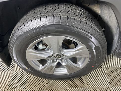 Used 2025 Toyota RAV4 XLE AWD/4WD image 9