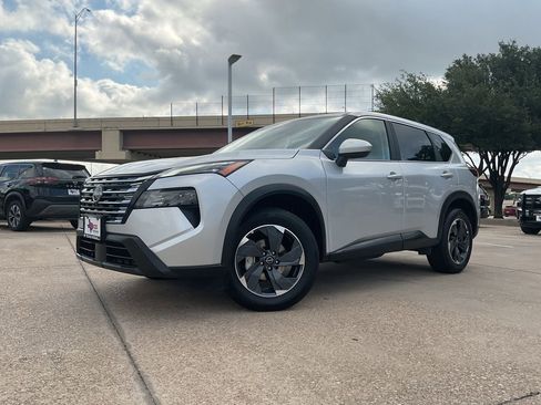 Used 2025 Nissan Rogue SV FWD image 2