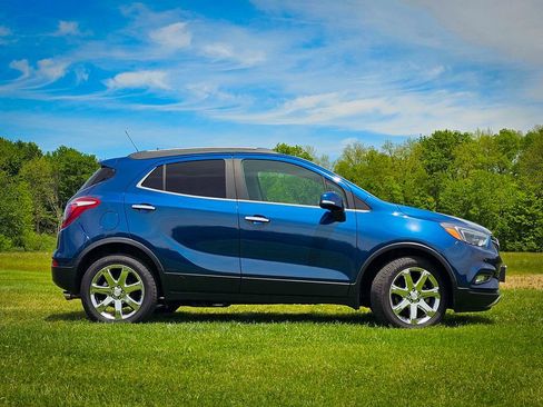 Used 2019 Buick Encore Essence w/ Experience Buick Package FWD image 2