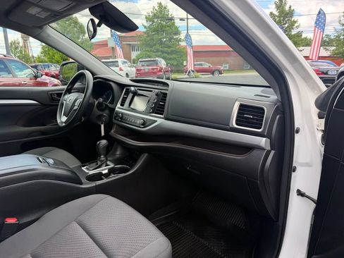 Used 2017 Toyota Highlander LE AWD/4WD image 31
