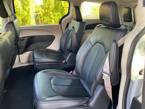 Used 2024 Chrysler Pacifica Limited FWD image 32