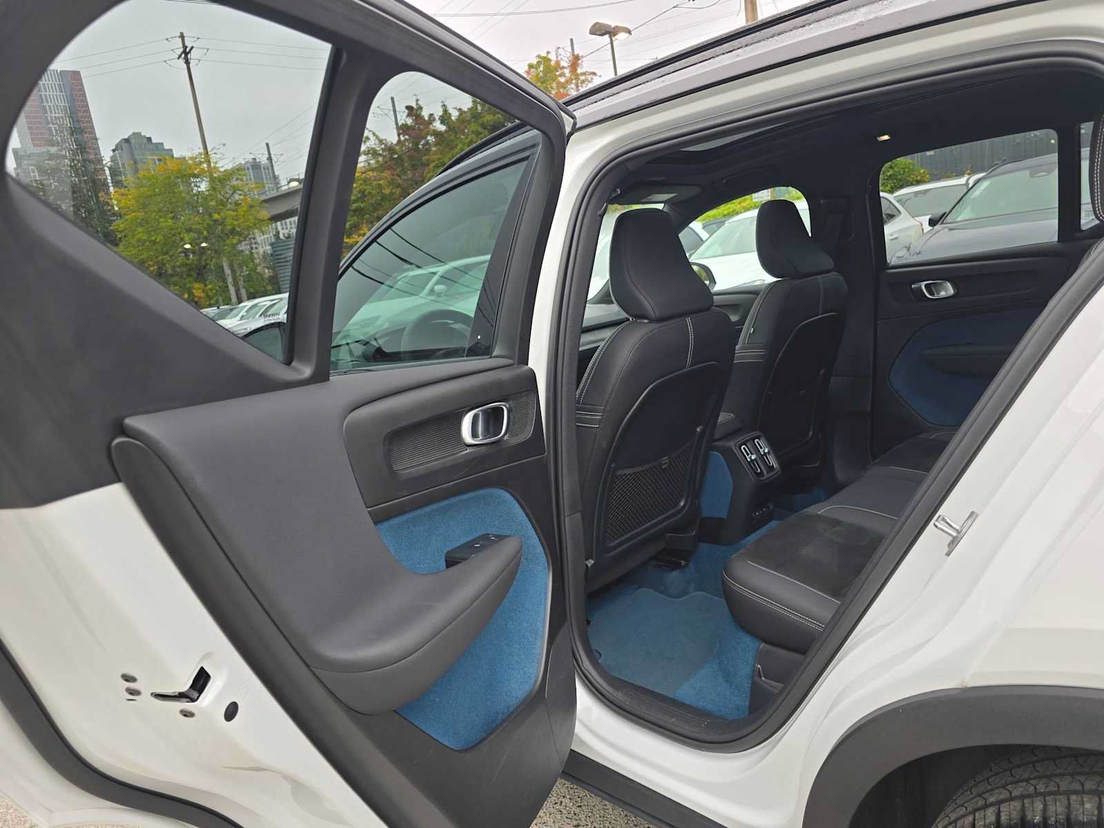 Used 2023 Volvo XC40 Recharge Ultimate AWD/4WD image 17