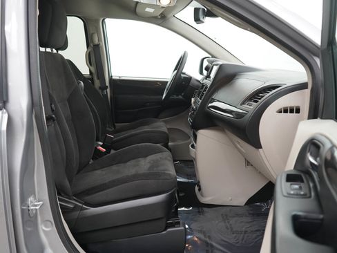 Used 2019 Dodge Grand Caravan SE FWD image 11
