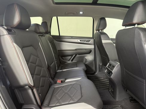 Used 2025 Volkswagen Atlas Peak Edition SE AWD/4WD image 14