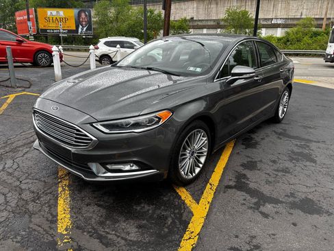 Used 2017 Ford Fusion SE w/ Fusion SE Technology Package FWD image 3