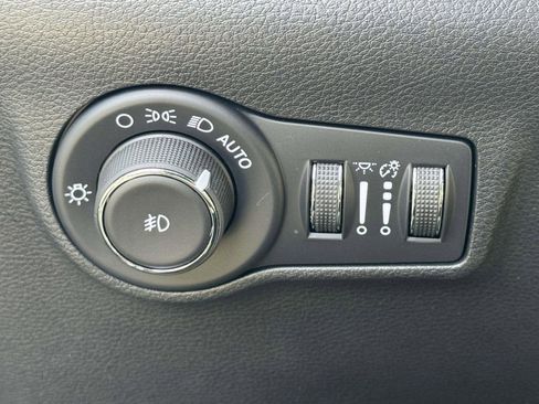 Used 2025 Jeep Compass Limited w/ Sun & Sound Group AWD/4WD image 19