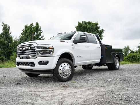 New 2026 RAM 4500 4x4 Crew Cab DRW w/ Laramie Trim Package image 5