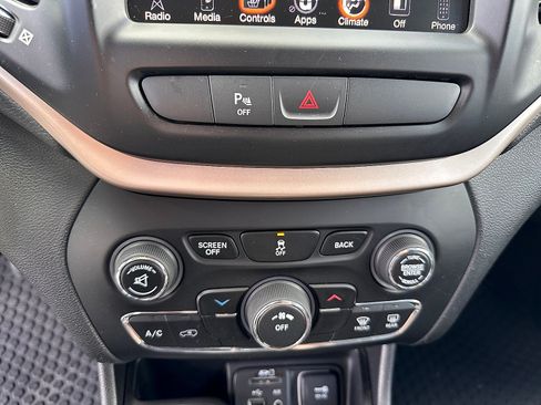 Used 2017 Jeep Cherokee Latitude w/ Safety/Convenience Group AWD/4WD image 21