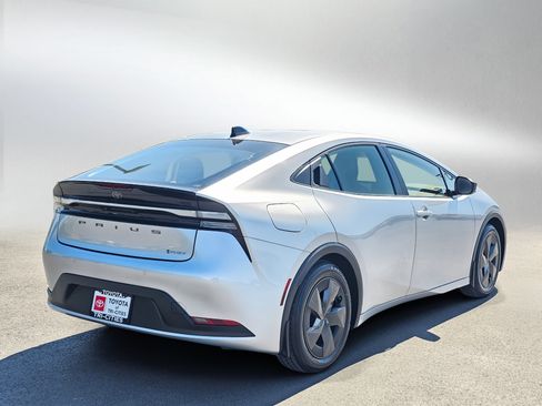 Used 2026 Toyota Prius Plug-In Hybrid FWD image 5