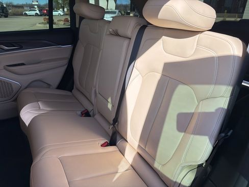 Used 2022 Jeep Grand Cherokee Limited image 21