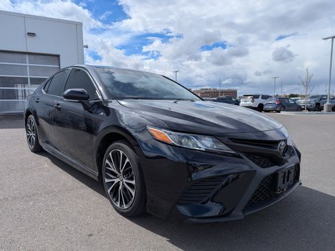 Used 2020 Toyota Camry SE w/ Cold Weather Package image 3