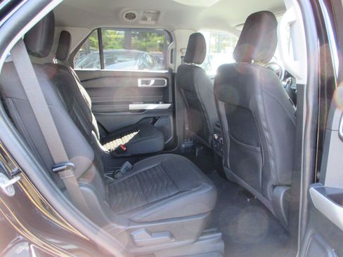 Used 2021 Ford Explorer XLT RWD image 18