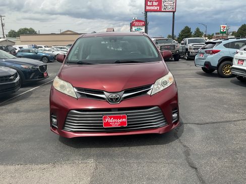 Used 2018 Toyota Sienna XLE w/ XLE Navigation Package FWD image 3