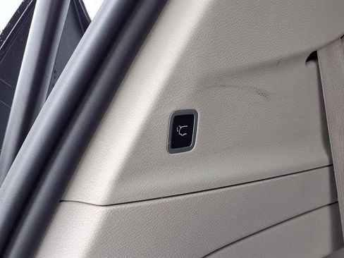 Used 2024 Chrysler Pacifica Touring-L FWD image 23