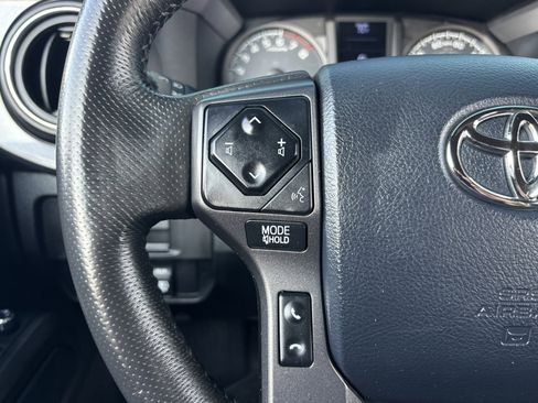 Used 2017 Toyota Tacoma TRD Off-Road image 23