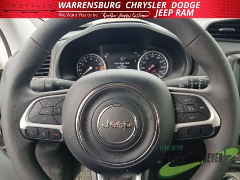 Used 2023 Jeep Renegade Latitude AWD/4WD image 17