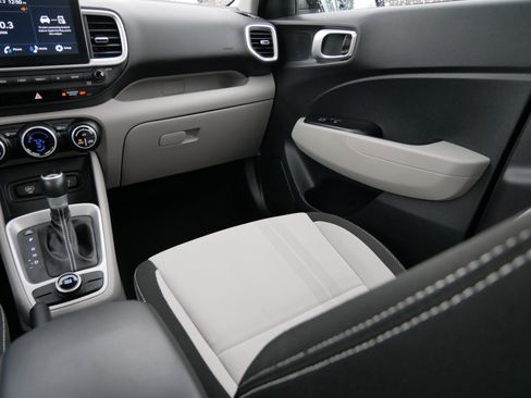 Certified 2023 Hyundai Venue SEL FWD image 11