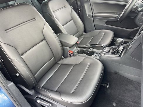 Used 2018 Volkswagen Golf SE image 11