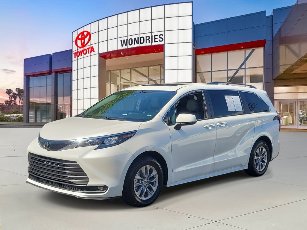 Used 2026 Toyota Sienna XLE FWD image 2