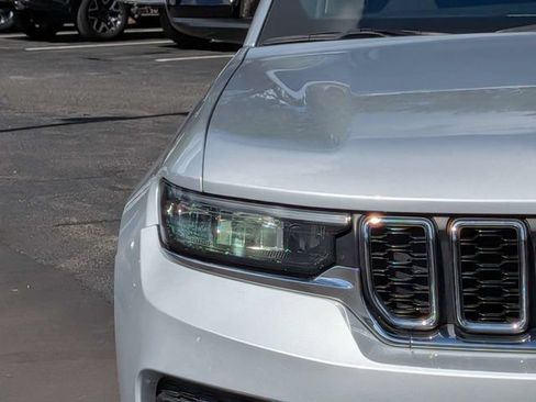 Used 2024 Jeep Grand Cherokee Laredo RWD image 11