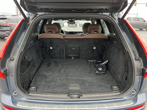 Used 2023 Volvo XC60 T8 Plus image 5