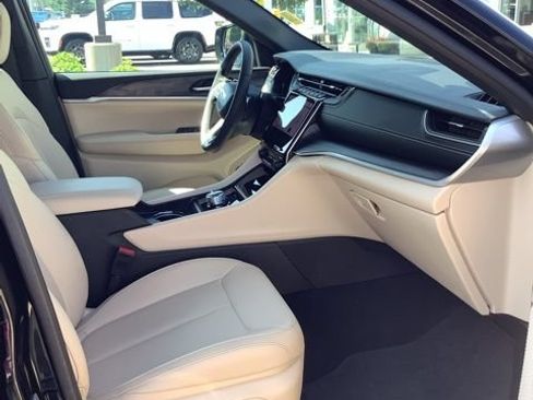 Certified 2025 Jeep Grand Cherokee Limited AWD/4WD image 17
