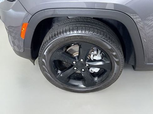 Used 2023 Jeep Grand Cherokee Limited w/ Black Appearance Package image 31