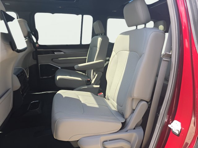 Used 2025 Jeep Wagoneer Series III w/ Premium Group I AWD/4WD image 30