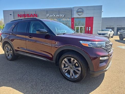 Used 2022 Ford Explorer XLT w/ Equipment Group 202A AWD/4WD image 1