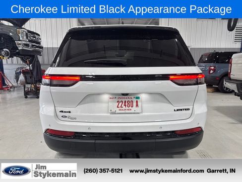 Used 2024 Jeep Grand Cherokee Limited w/ Black Appearance Package AWD/4WD image 6