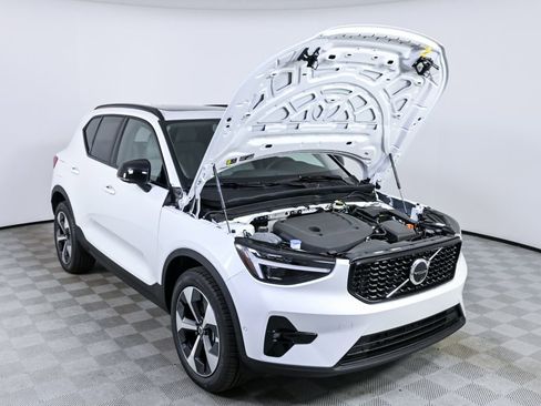 New 2026 Volvo XC40 B5 Plus w/ Protection Package Premier AWD/4WD image 32
