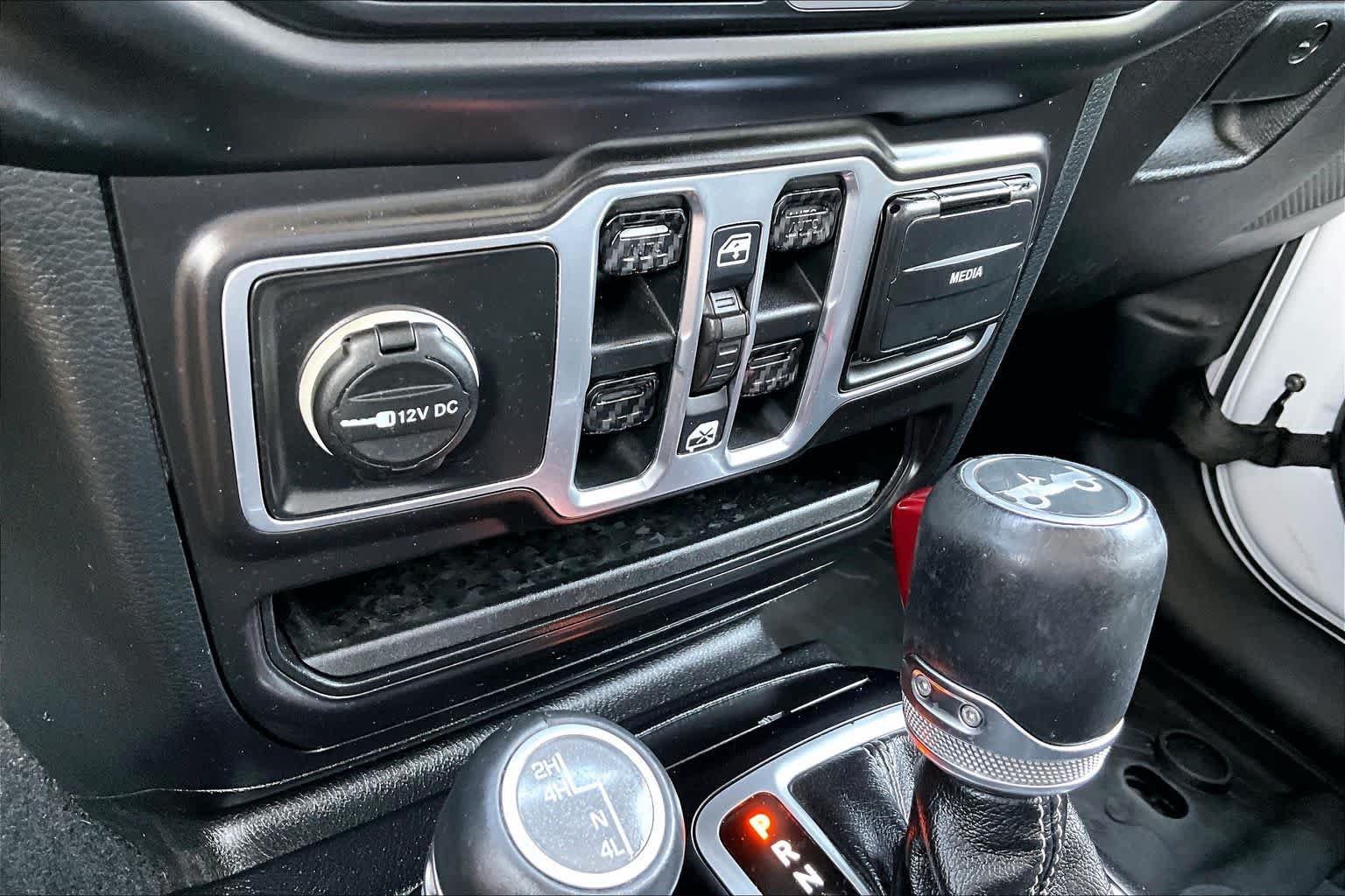 Used 2018 Jeep Wrangler Unlimited Sahara AWD/4WD image 31
