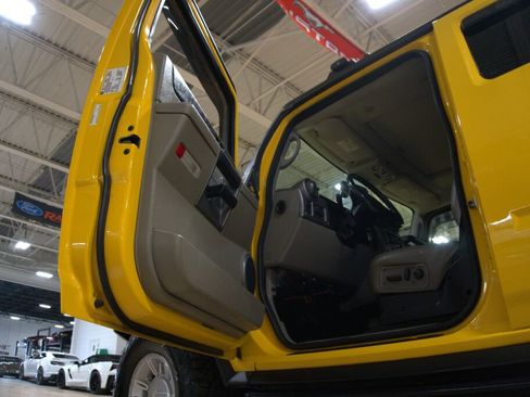 Used 2003 HUMMER H2 w/ Preferred Equipment Group image 38