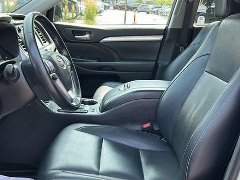 Used 2017 Toyota Highlander XLE AWD/4WD image 10